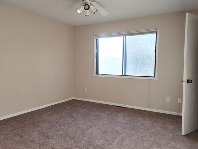 Building Photo - $1,395 | 2 Bedroom + Bonus Room, 1.5 Bathr...