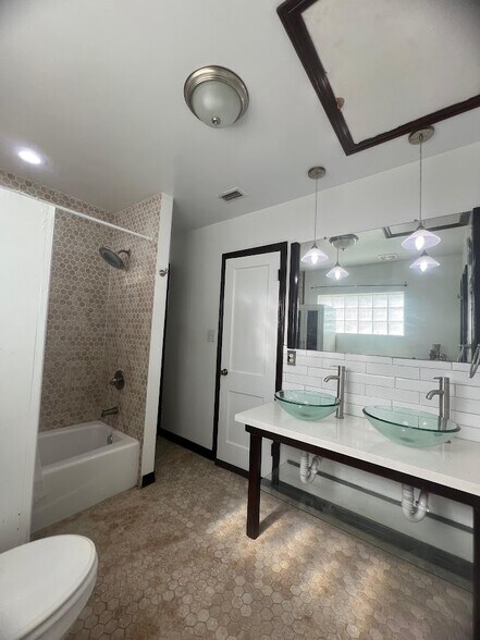 Building Photo - 1808 N Broadway St