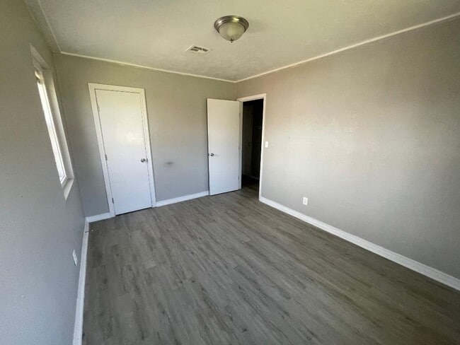 Building Photo - ADORABLE 2 BEDROOM DUPLEX FOR LEASE