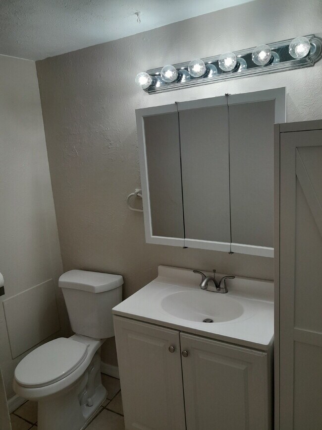 Building Photo - Immediate availability for a 2bd/1ba condo...