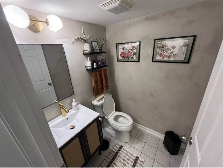 Building Photo - 3255 N Bay Ct