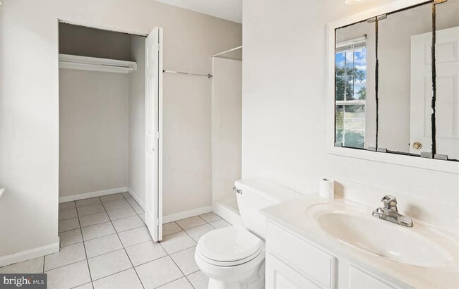 Building Photo - 1623 Chesapeake Ln