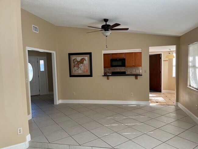 Building Photo - Spacious 3/3 home in Highlands