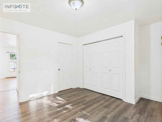 Building Photo - Great Three Bedroom Condo in Belgrade!