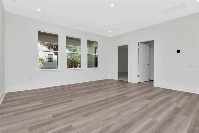 Building Photo - 402 E Oak Ave