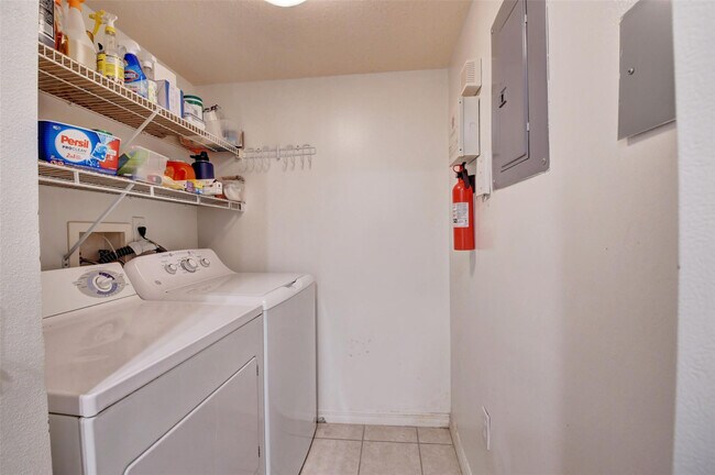 Building Photo - 703 Villa Cir