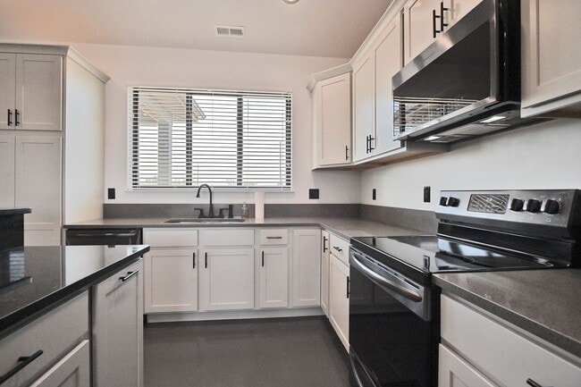 Building Photo - 1495 Oxbow Dr