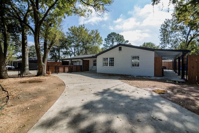 Parking space & front yard - 9305 Emnora Ln