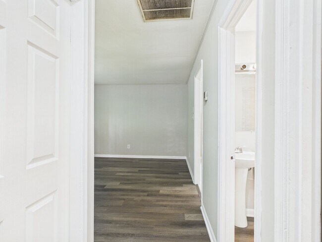 Building Photo - 838 S Jones St