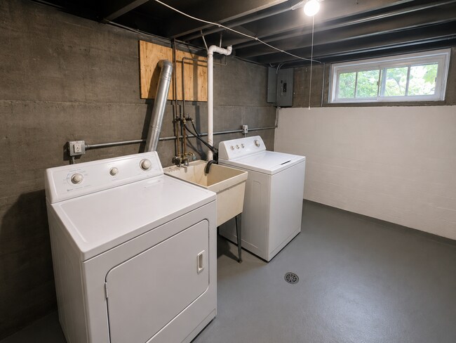 Building Photo - Available July 1st! Single family home with fenced-in backyard!
