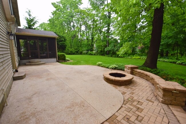 Building Photo - Penn Schools, executive home 4 bedroom 2.5...