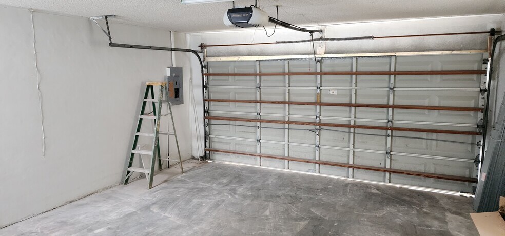 Building Photo - 4725 SW 143rd Ave