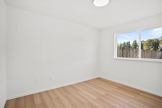 Building Photo - 1303-1312 12th Ave NW