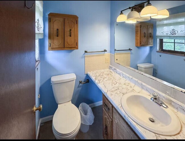 Building Photo - 810 Highland Dr