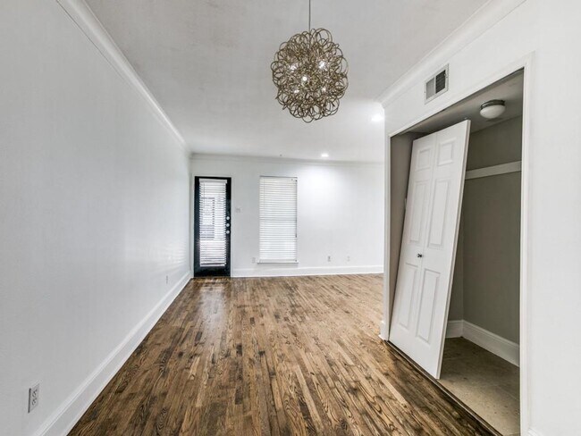 Building Photo - Remodeled Central Dallas Condo