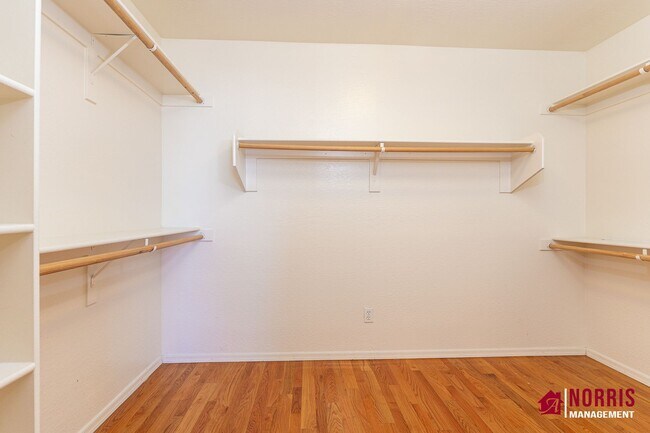 Building Photo - Beautiful Large Home Available Now!