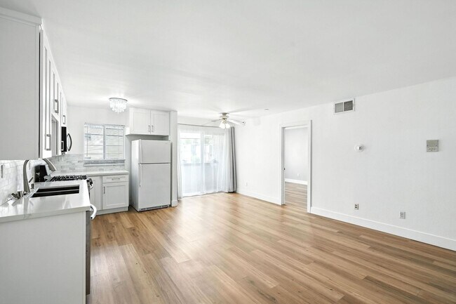 Building Photo - Charming 2BR + 1BA Condo in Tarzana availa...