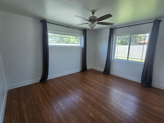 Building Photo - 1916 W Cambridge Ave