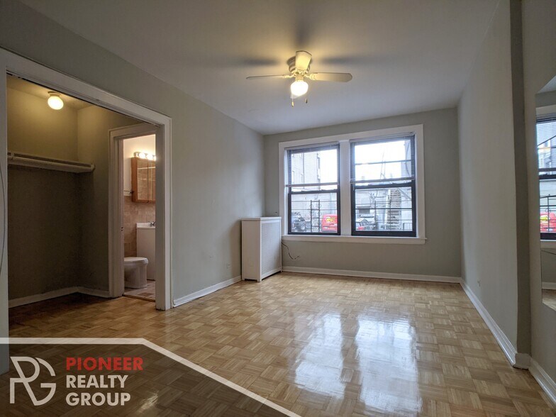 Primary Photo - 737 W Belmont Ave