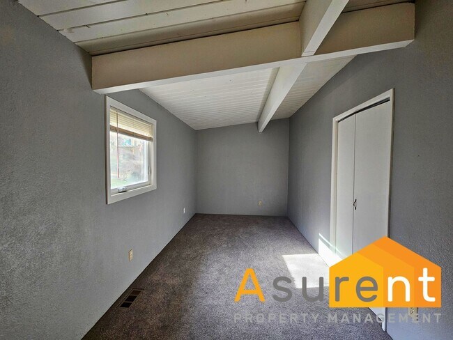 Building Photo - Stunning Home located in the picturesque Ashland