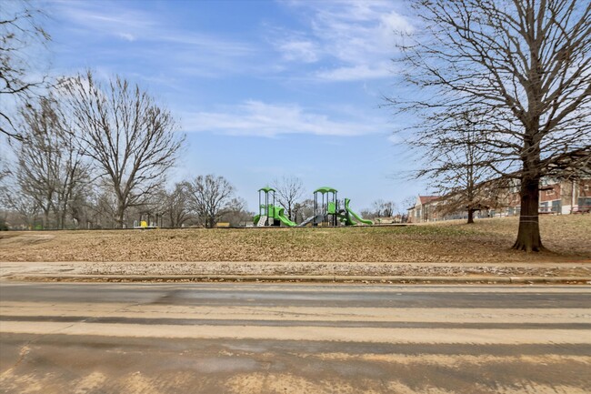 Building Photo - 2029 Clarksdale Dr