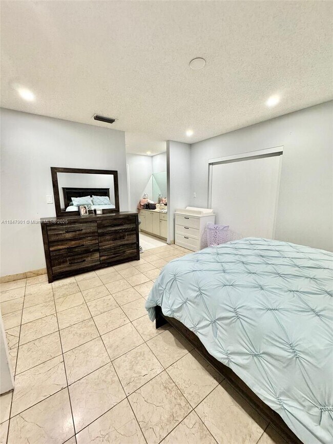 Building Photo - 2527 W 76th St