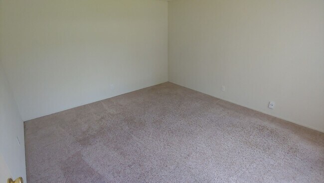 Building Photo - Beautiful Three Bedroom Two Bath Home with...