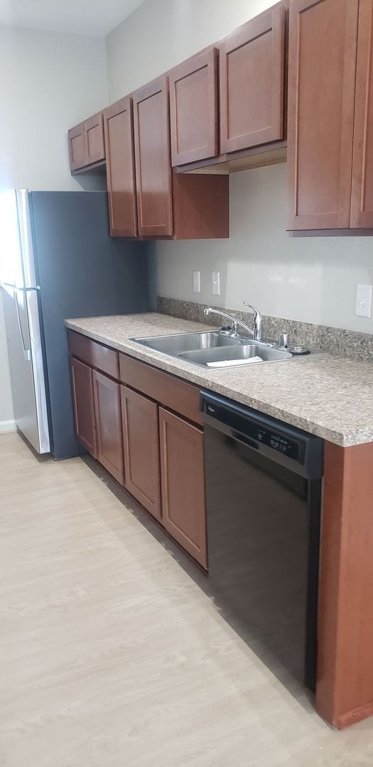 Building Photo - 3 bedroom, 2.5 bath duplex Move In August 10th!!