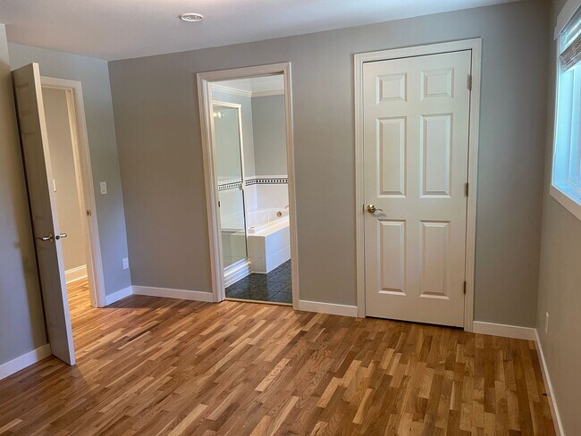 Building Photo - Well maintained 4bd Issaquah home!