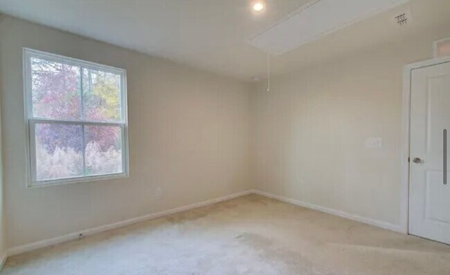 Building Photo - Spacious 4/2.5 Move In Ready Now