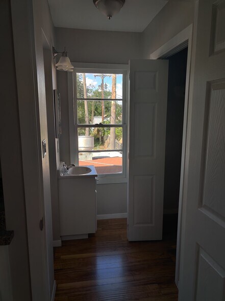 Vanity/Closet - 1210 Pecan Blvd