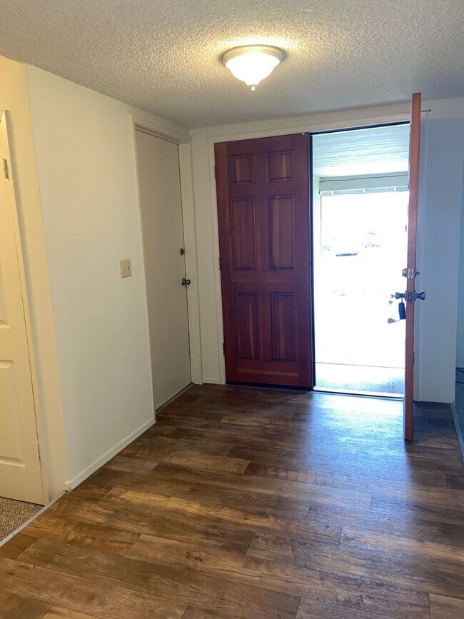 Building Photo - Super clean! 3 Bdrm, 2 Bath near Greenback & Trajan