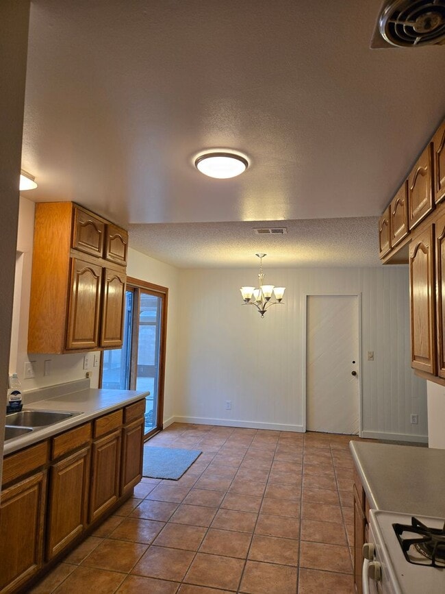 Building Photo - Single level 3 bed, 2 bath home centrally ...