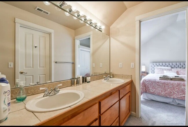 Building Photo - Stylish Craftsman-Flex Lease Term
