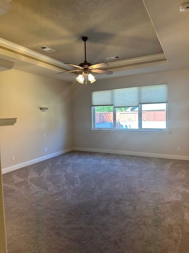 Building Photo - Located in the desirable Eagle Point Golf ...
