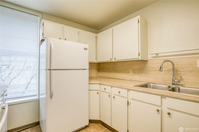 Building Photo - 208 N. "H" Street