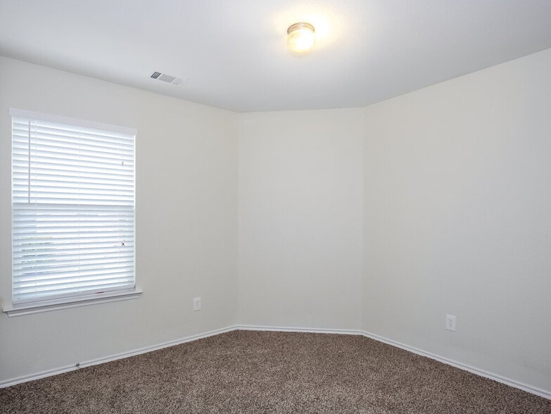 Building Photo - 913 Honey Locust Ln