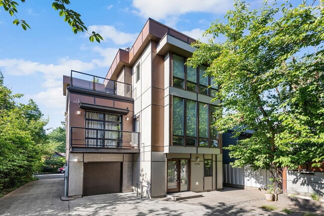 Building Photo - 500 NE Brazee St