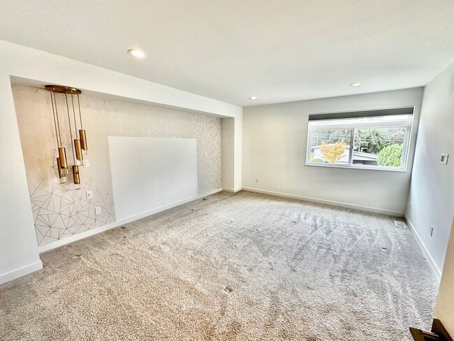 Building Photo - 6 BR / 4 BA – 4,100 SQ FT with Patio, Full...