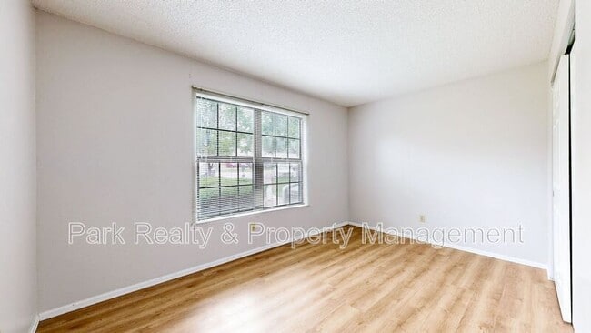 Building Photo - 12024 W Cross Dr
