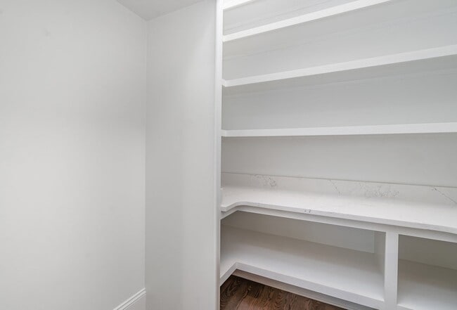 Building Photo - 909B Gale Ln