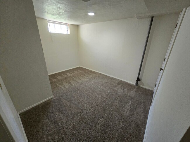 Building Photo - Beautiful North Side Home! Available Now!