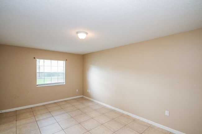 Building Photo - Spacious 2/1 Condo In The Carrington Park ...