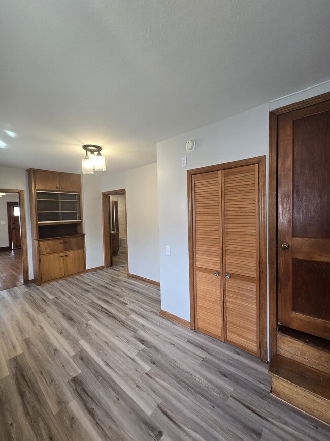 Building Photo - 526 N Martinson Ave