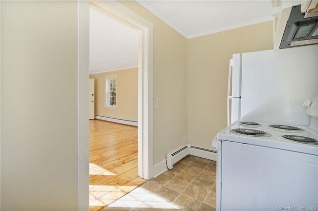 Building Photo - 752 Main St