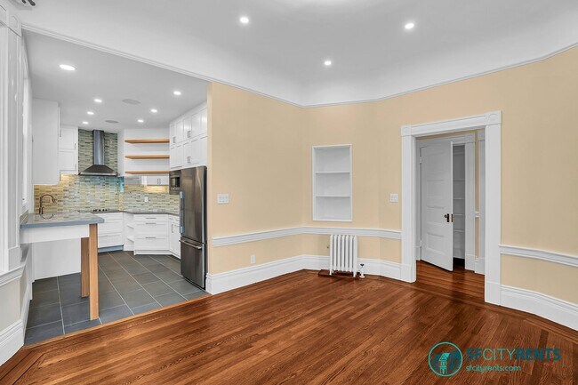 Building Photo - Pacific Heights: Remodeled Bi-Level Condo w/ Private Yard & Garage near Alta Vista Park