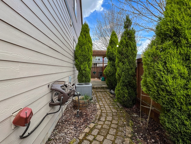 Building Photo - Enjoyable 4-Bed, 2.5-Bath Corner Lot Home in High-Tech Area!