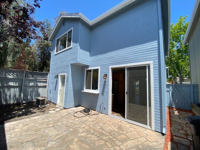 Building Photo - ALMADEN LAKE - Updated townhome with centr...