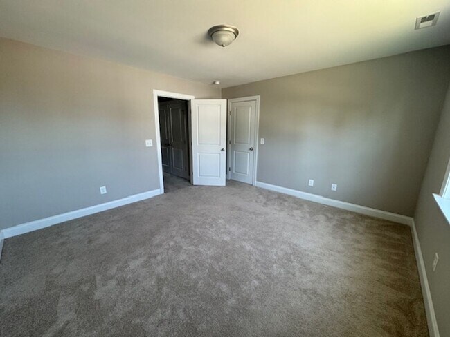 Building Photo - Like New and Move-in Ready!!