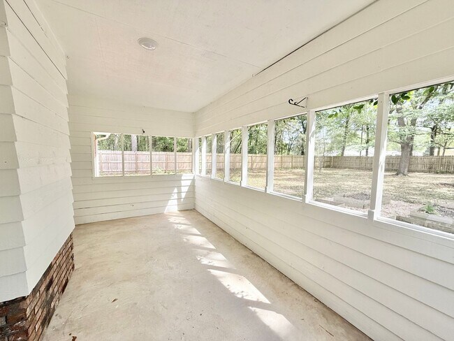 Building Photo - Spacious 3-Bed/2-Bath With Large Backyard